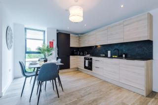 Sleeps 6, Stylish 2 Bedroom Apartment in Old Trafford, Balcony, Smart TVs, Long Term Disc - Manchester - 9