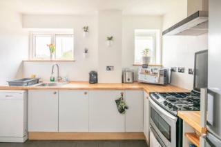 Bright Double Room l Smart TV l 5 Minute Walk from Train Station - 2