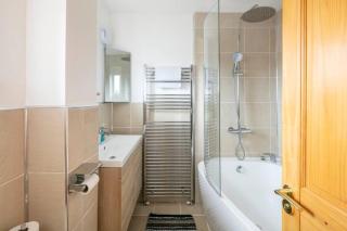 Bright Double Room l Smart TV l 5 Minute Walk from Train Station - 7