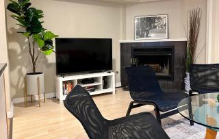Designer Themed 4 Bedroom in Best Location with Patio and Fireplace - Chicago - 7