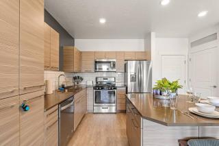 6th floor Luxury Apt - King Bed Pool Prkng Gym NEW - Salt Lake City - 1