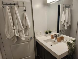 Stylish Stay Toronto Oasis - Reg # STR-2309-HMVRVX exp Feb 21, 2026 - 4