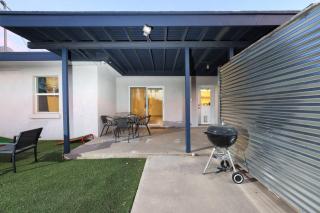 UofA Retro Gem 2BR 1BA w Free Parking Lg Pvt Yard - Tucson - 2
