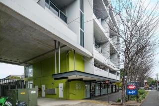 Berlin Muse - Stylish Comfort Meets Urban Zest - 4