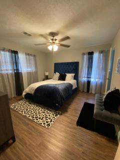 Charming 3Bdrm Retreat Near HCU - 0