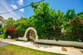 Entire private Beautiful 2 Bedroom plus Den House with gated front&back yard and Free parking 10min drive to Miami Beach - Miami - 5