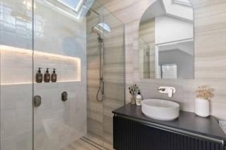 Plush Upmarket close Hagley Park 2Bdrms 2 Bthrms - 7