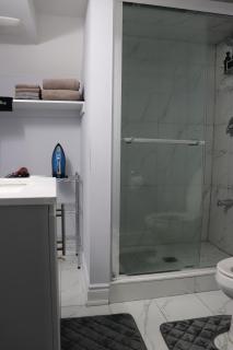 Garden 2 BR Apt - Free Parking Wifi Laundry Workstation - Brampton - 1