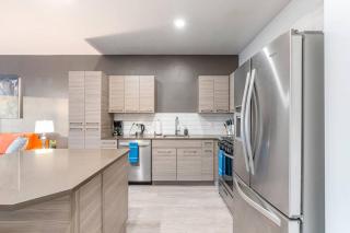 Lux Apt -PoolHotTubGymPrkg-View! - 2