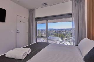 Luxury, Elevated, Three-Bedroom Villa - Launceston - 3