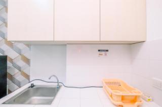 Good Deal and Homey Studio Azalea Suites Apartment Cikarang By Travelio - Cikarang - 6