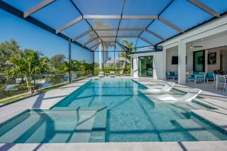 BRANDNEW Villa-PureSun at Canal intersection, heated saltwater pool and spa, facing south - Cape Coral - 8