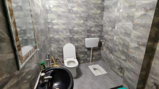 Hotel Raju Homestay Ayodhya 150 Meters from Shree Ram Janmbhoomi Temple 200 Meters from Ayodhya Dham Railway Station - Ayodhya - 9