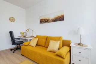 Beżowy Apartament Przy Parku w Katowicach z Widokiem na Staw i Biurkiem by Noclegi Renters - 9