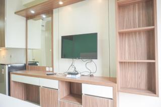 Comfort Living and Homey Studio Signature Park Grande Apartment By Travelio - 5