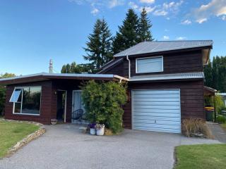 Entire house and garden - River Retreat - 1