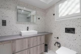 Voula's 2BR Escape Elegant and Stylish Living - 3