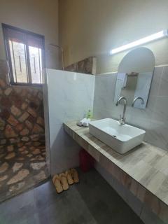 Stevalyn's Ridge View Lodge - Jinja - 3