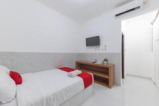 RedDoorz at Kedawung Aurel Cirebon - 5