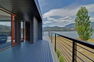 AMAZING 5-Star WATERFRONT RETREAT ON THE RIVERWALK - Old Beach - 0