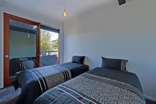 AMAZING 5-Star WATERFRONT RETREAT ON THE RIVERWALK - Old Beach - 4