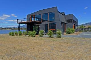 AMAZING 5-Star WATERFRONT RETREAT ON THE RIVERWALK - 2