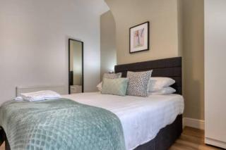 Vibrant Artist Hideaway by Centre Parking - 8