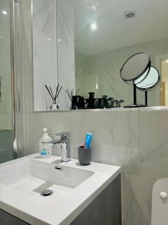 Luxury Apartment Located In City Centre - Birmingham - 5
