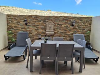 Water Lily Oasis Courtyard - 5min Walk to Beach - 4