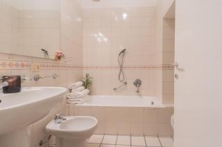 Linda Apartments by Rent All Como - 4