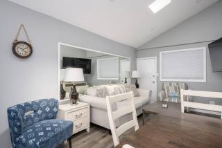 Quaint Home 2BR 1 BA Shared Pool - Tybee Island - 9