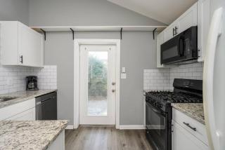 Quaint Home 2BR 1 BA Shared Pool - Tybee Island - 6