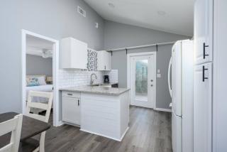 Quaint Home 2BR 1 BA Shared Pool - Tybee Island - 3