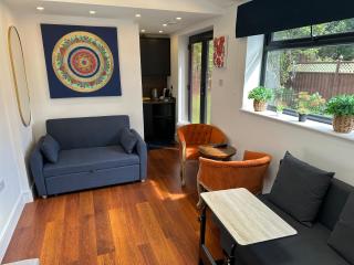 Bespoke Gallery guesthouse - 8