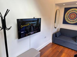 Bespoke Gallery guesthouse - 1