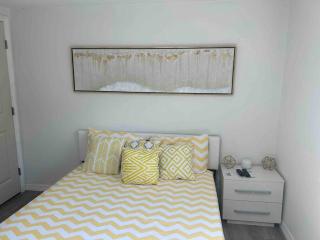 Room in smart home with pond view - 7