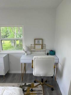 Room in smart home with pond view - 4