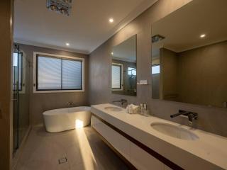 Brand New 5B Luxury Modern Dream House at Rochedale - Rochedale - 1