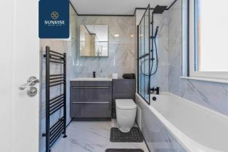 Springhill Townhouse, 3 Bedrooms, 2 Kings, 1 Single, Great Views, Newly Refurbished, Free Parking, Free Wifi, River View, Dock, Eden Views, PRICE MATCH GAURANTEE by Sunrise Short Lets Dundee - Dundee - 3