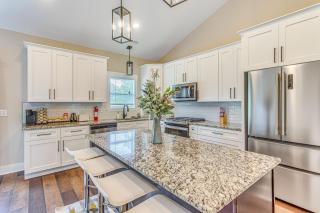 Pet-Friendly Home with Patio in Loris! - - 0