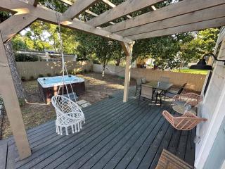 House on Cora - Sleeps 10 Hot Tub & Walk to Main - Fredericksburg - 6