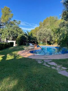 Chalet con piscina y jardín rodeado de naturaleza - 4