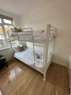 Central & Cozy 3BR Apt - High Chair - Free Parking - Londres - 4