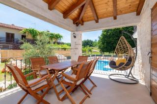 Stone house with pool and yard - Villa Histra - 9