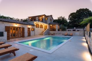 Stone house with pool and yard - Villa Histra - 6