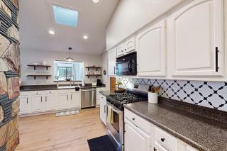 3BR Home | Hot Tub | Game room | Gas Grill | Deck - 6