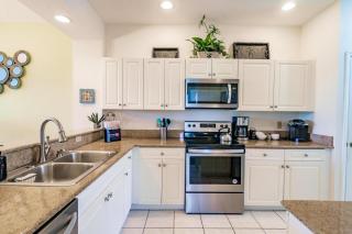 Stunning 3BR Naples Condo with Tropical Views - Naples - 4