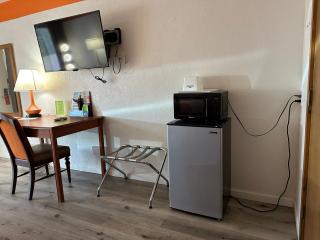 Howard Johnson by Wyndham Gallup - 1