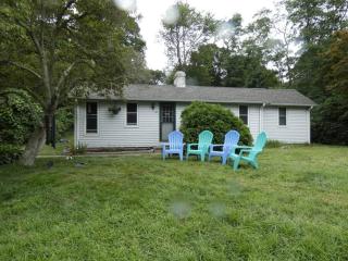 Cranberry Hollow Cottage-short walk to lake beach - 9