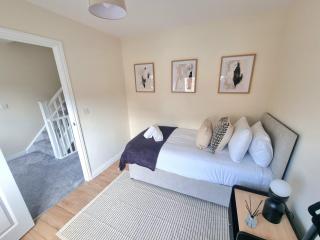 Stylish Spacious 4 Bed Townhouse near station with Parking & High Speed WiFi - Rugby - 1
